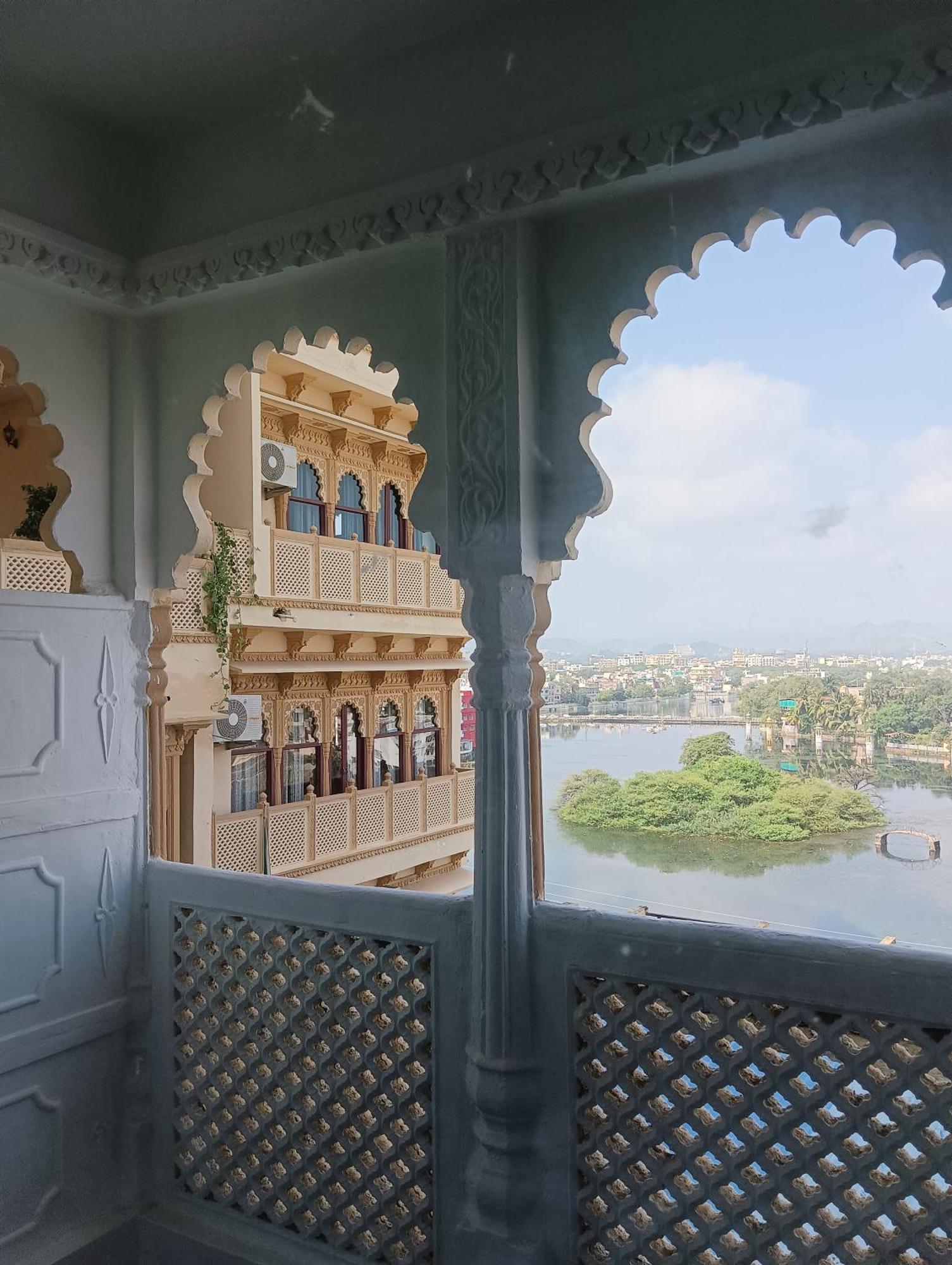 Hotel Mewari Villa Udaipur Extérieur photo