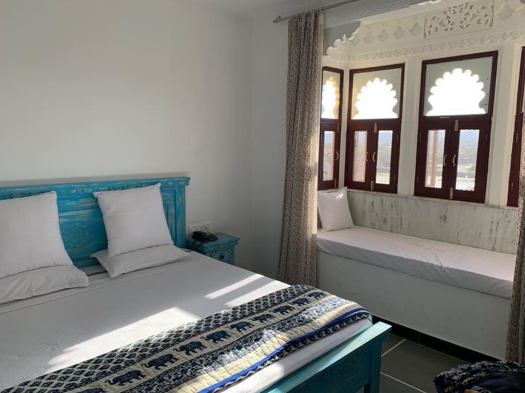 Hotel Mewari Villa Udaipur Extérieur photo