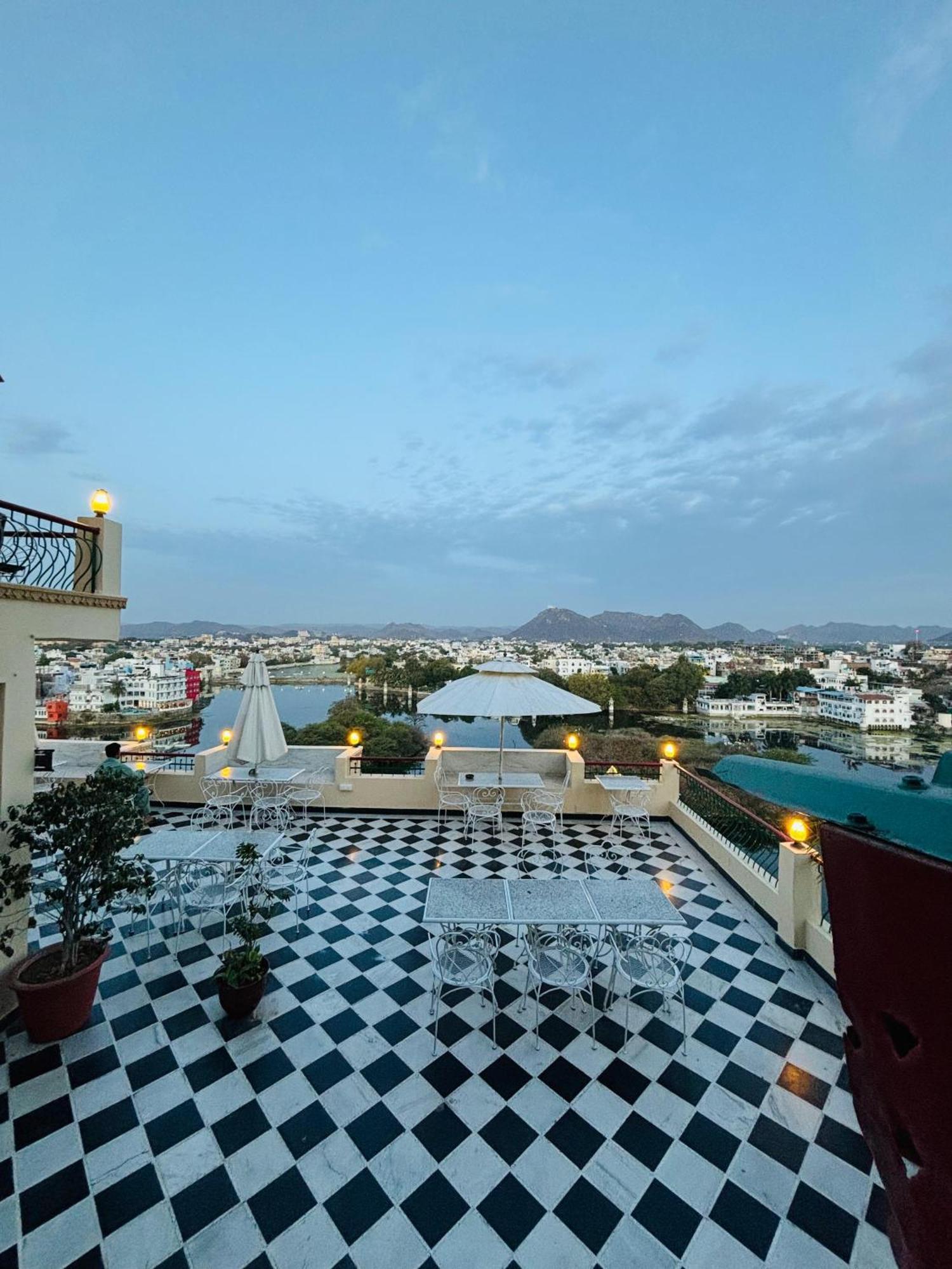 Hotel Mewari Villa Udaipur Extérieur photo