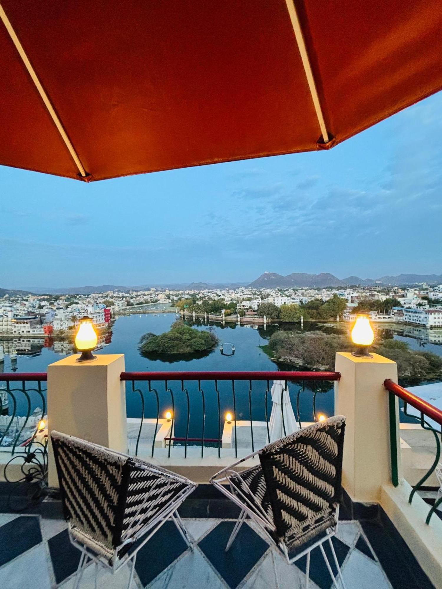 Hotel Mewari Villa Udaipur Extérieur photo