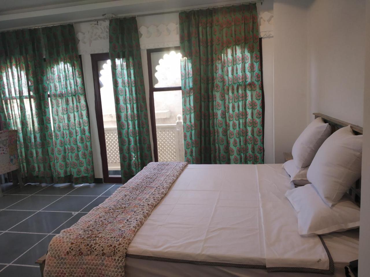 Hotel Mewari Villa Udaipur Extérieur photo