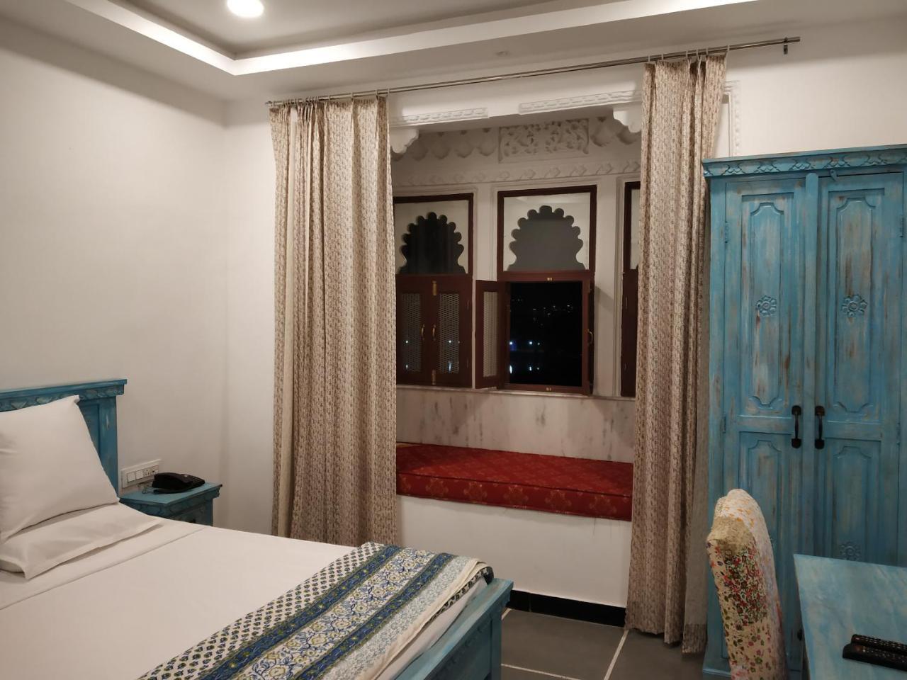 Hotel Mewari Villa Udaipur Extérieur photo