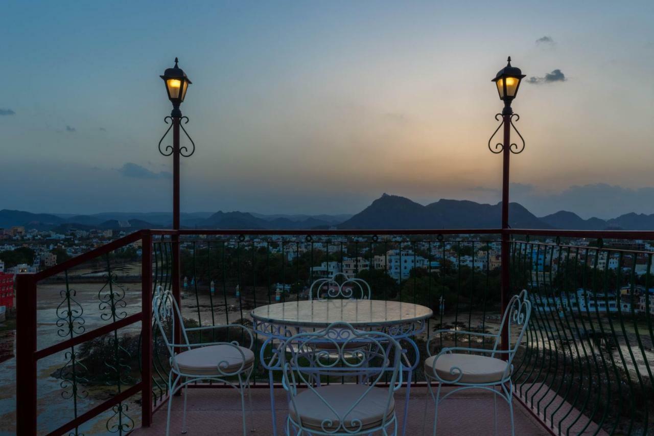 Hotel Mewari Villa Udaipur Extérieur photo